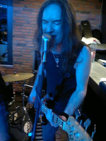 tom tip concert rock avignon outcast